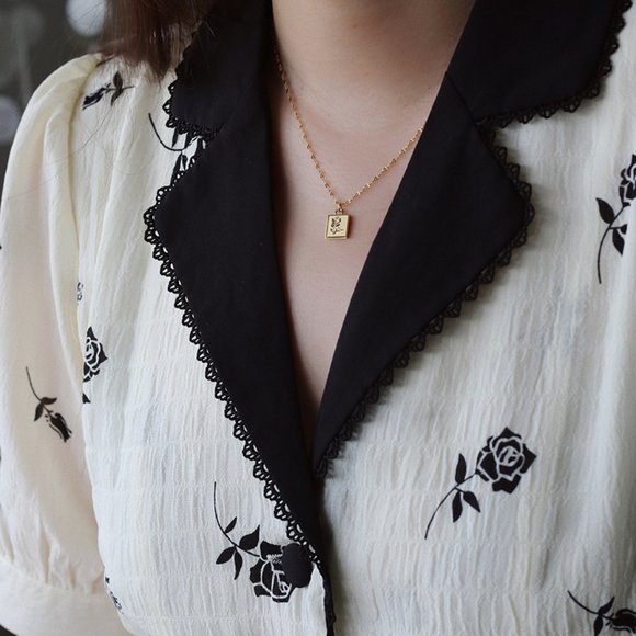 NEW 18K Gold Plated Rose Flower Embossed Square Pendant Necklace - Picture 4 of 9